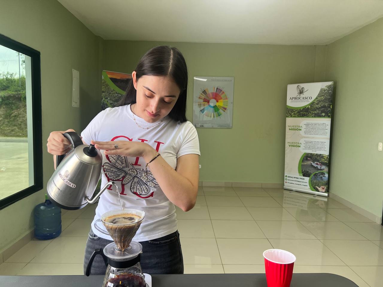 Una visita especial en El Salitre: Roel entre nuestros cafetales